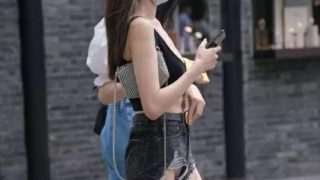 【盗撮】街中に痴女疑惑のモデル級美女発見！ダメージ加工のショーパンの脇から完……のアイキャッチ画像