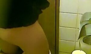 《盗撮動画》ガチ素人娘が黒タイツおろして下半身全開！普通は絶対見れない絶景が……のアイキャッチ画像