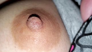 【eros2881睡眠イタズラ】睡眠中にブラをずらされおっぱいと乳首をドアッ……のアイキャッチ画像