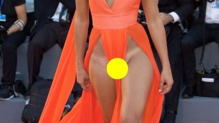 【画像】海外セレブ、ほぼ丸見えのドレスでイベントに登場してしまうｗｗｗｗｗｗ……のアイキャッチ画像