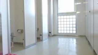 【この人妻がホント素晴らしい】和式トイレで肛門付近を押しながら脱糞する美人が……のアイキャッチ画像
