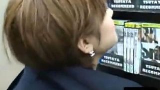 【盗撮】某レンタルDVDショップ店内で激カワギャルの股間から舐めるようにパン……のアイキャッチ画像
