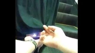 【盗撮動画】ロンスカに指を引っ掛けスマホライトON！こんなパンチラ撮影ができ……のアイキャッチ画像