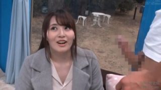 《エロ動画×人妻・MM号》二十二歳の子持ち人妻がマジックミラー越しに家族の気配を感じながら大きな刺激に溺れて無許可で中出しされるのサムネイル画像
