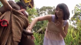 【橘花音】《エロ動画×お姉さん･原住民》清楚系AV女優のお姉さんが南太平洋の……のアイキャッチ画像