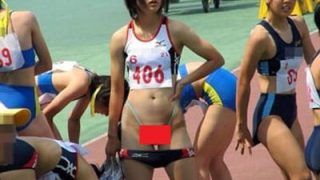 【画像】陸上部JDさん、走り終わった直後マ○コが丸見えなのに気付かずこうなる…のアイキャッチ画像