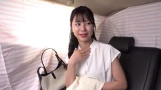 《エロ動画×素人･人妻》セックスレスに悩む人妻がロケ車での出会いをきっかけに……のアイキャッチ画像
